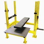 نیمکت با روکش چرم مشکی داخل چهارستون پروفیلی آهنی سوراخ کاری شده به رنگ زرد به همراه یک صفحه فلزی مشکی در پایین نیمکت