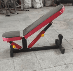 نیمکت بدنسازی مدرج با پروفیل های مشکی و قرمز و دارای دو سوپاپ زرد برای تنظیم زاویه یکی در نشیمنگاه و یکی در تکیه گاه ، قسمت تکیه گاه و نشیمنگاه از هم مجزا و هر دو به رنگ مشکی و قرمز هستند .