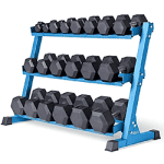 قفسه شیب دار فلزی ب رنگ آبی دارای سه طبقه که با بیست عدد دمبل شش ضلعی که روکش لاستیکی مشکی دارند پر شده است