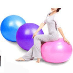 بانوی ورزشکار نشسته بر روی توپ ورزشی یزگ صورتی و دو جیمبال دیگر به رنگ آبی و بنفش