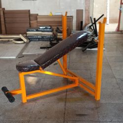 نیمکت ورزشی با ساختار فلزی مقاوم نارنجی و تشک مشکی