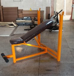 نیمکت ورزشی با ساختار فلزی مقاوم نارنجی و تشک مشکی