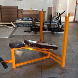 نمایش شیب منفی میز پرس خانگی با پروفیل های مقاوم نارنجی و تشک مشکی