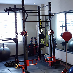 دستگاه بدنسازی حرفه ای با متعلقات کاربردی بسیار از جمله تارگت و لندماین و جا وزنه ای و درتی بار و ... از آهن مقاوم مشکی از رو به رو 