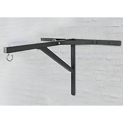 پایه دیواری دارای چهار سوراخ برای نصب بر دیوار و پروفیل عمود برای آویز کیسه بوکس که با پروفیل مایل تقویت شده است .